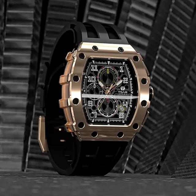 Une montre luxueuse et connotative suffit à montrer le charme d&#039;un homme mûr 