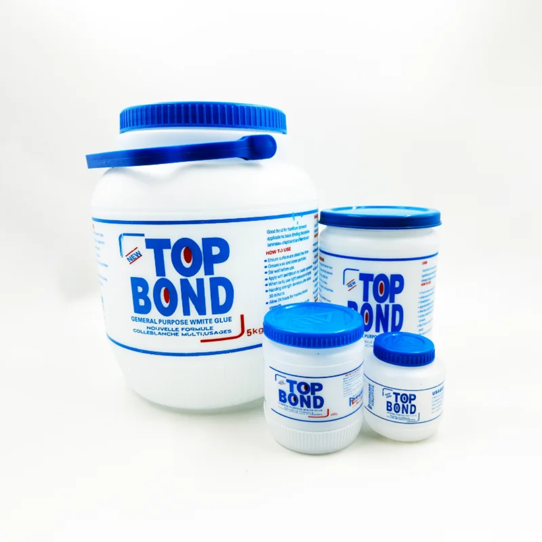 pots de colle blanche polyvalente de la marque Top Bond, 5kg probablement photographiés dans un magasin.