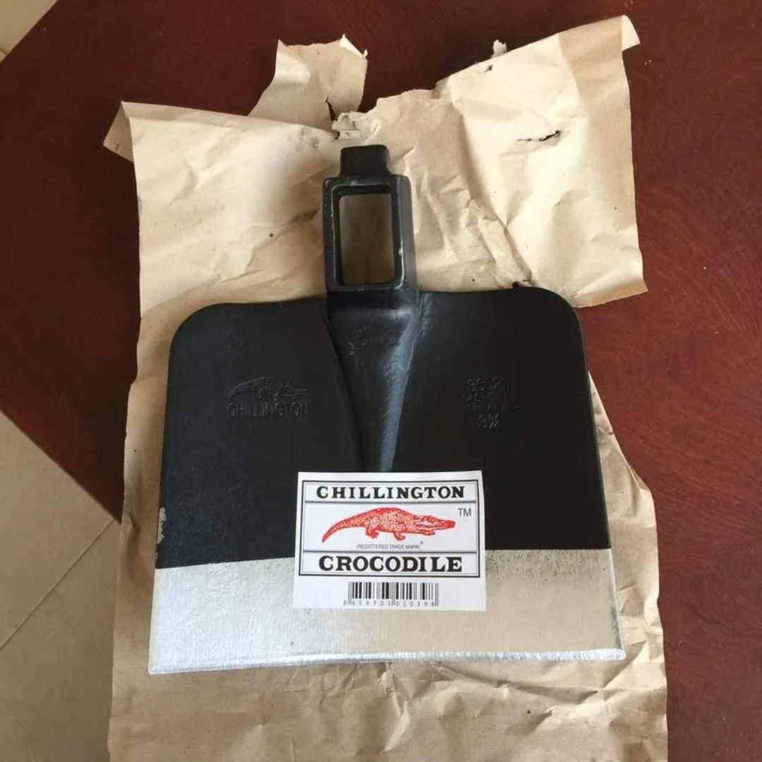 tête de houe est un produit de marque Chillington Crocodile, modèle 3814C.Elle est fabriquée en acier moulé et pèse environ 950 grammes (ou 2,1 livres).