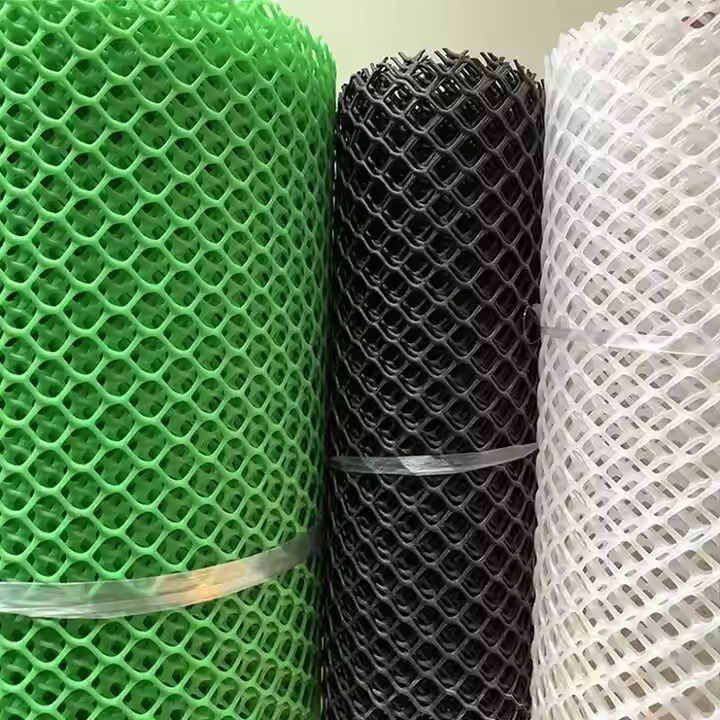 grillage en plastique vert (en PEHD ou poly&eacute;thyl&egrave;ne haute densit&eacute;),