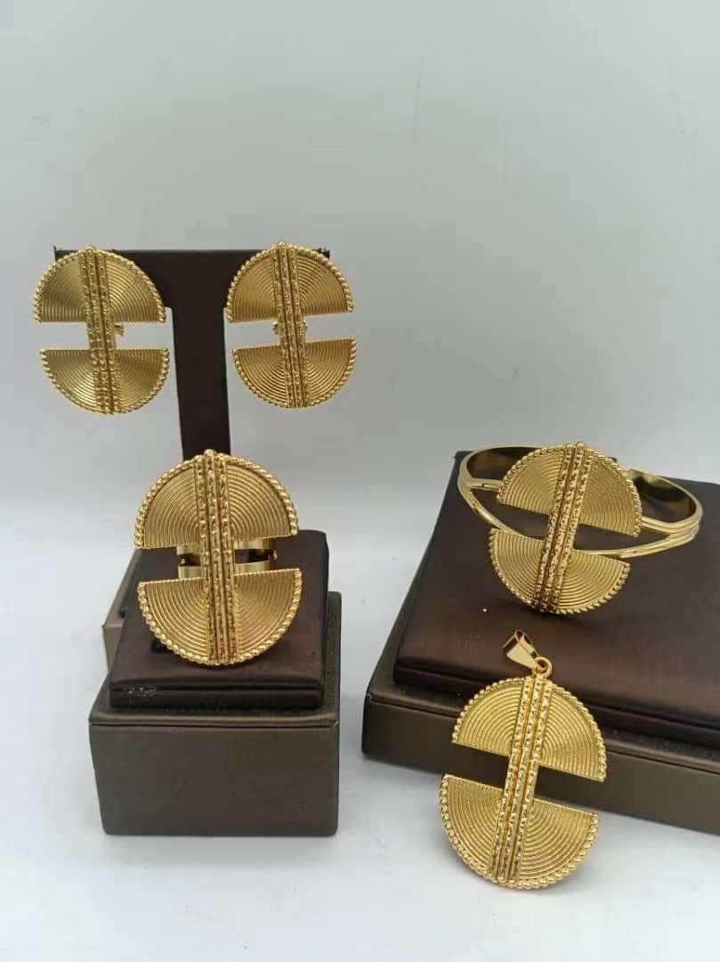 Bijoux or plaqué, jewelry Adjamé