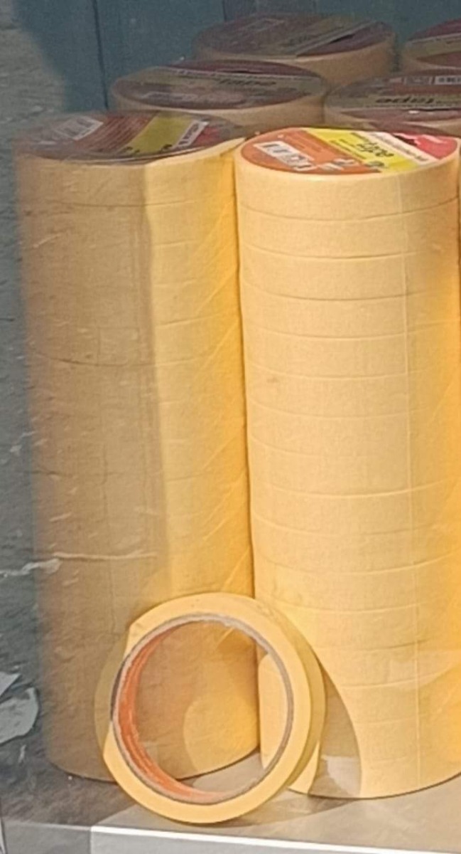 Scotch transparent et papier le paquet dans magasin