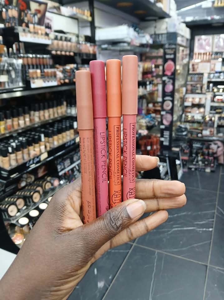 Crayons tipstick pencils maquillage femme