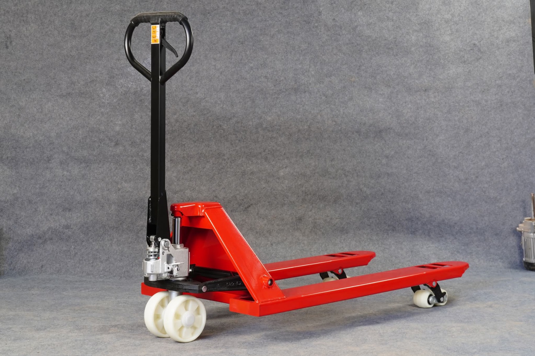 transpalette manuel rouge est conçu pour soulever des charges lourdes.Il est doté de roues robustes et d'une poignée ergonomique pour une manipulation facile en entrepôt.Sa structure en acier durable permet de transporter des palettes en toute sécurité su