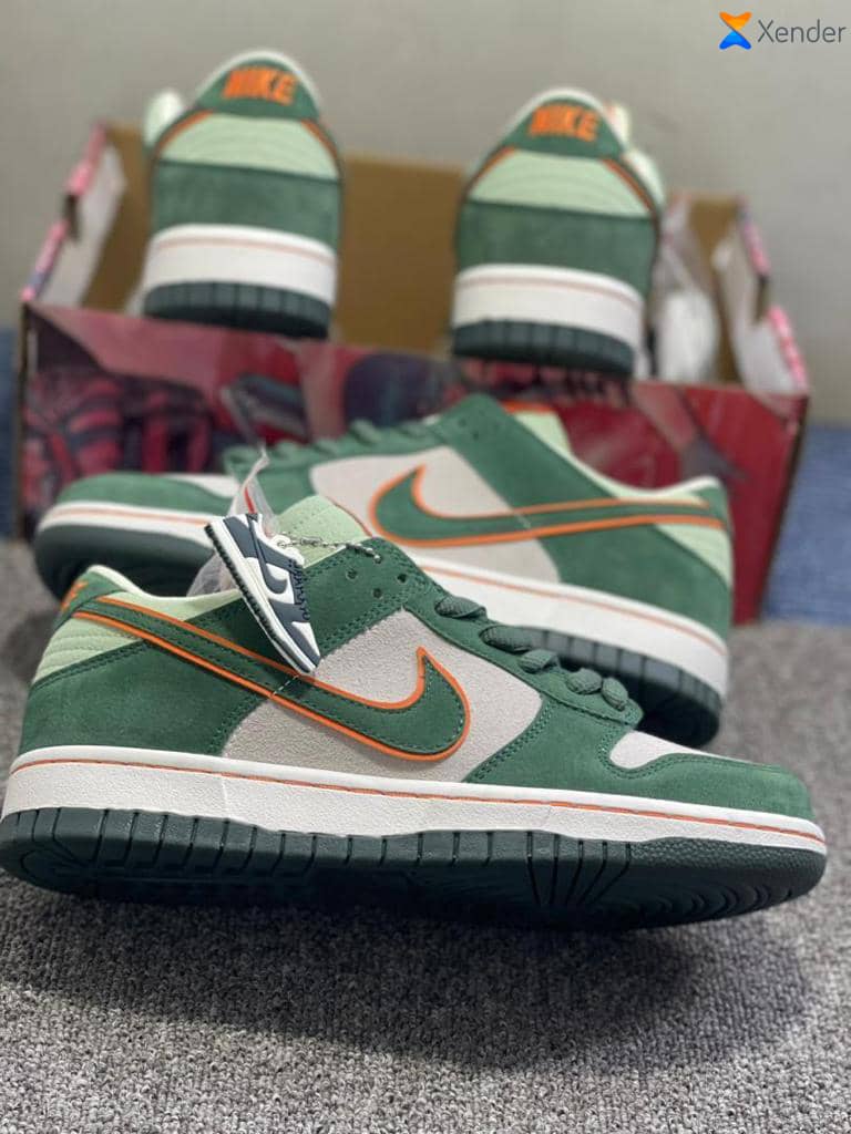 Paire de basket Nike deux tons chemel blanc 