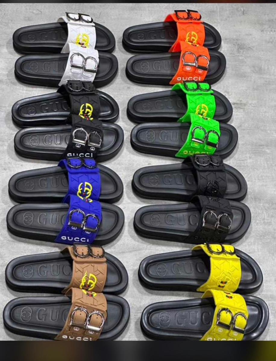 Chaussures sportswear de plage en été dans les magasins d'Adjame 