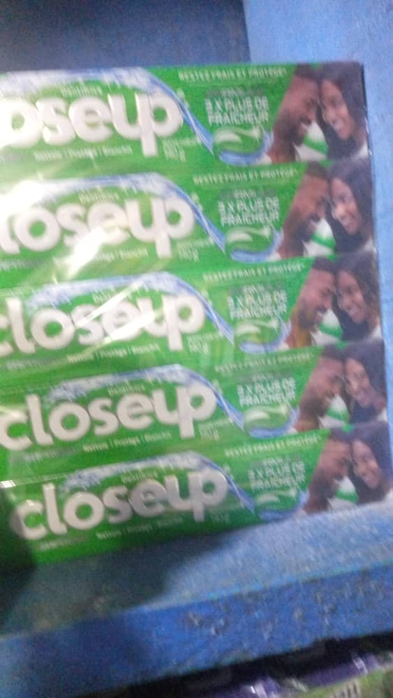 Grand paquet pâte dentifrice de marque Closeup pour le vendeur du quartier