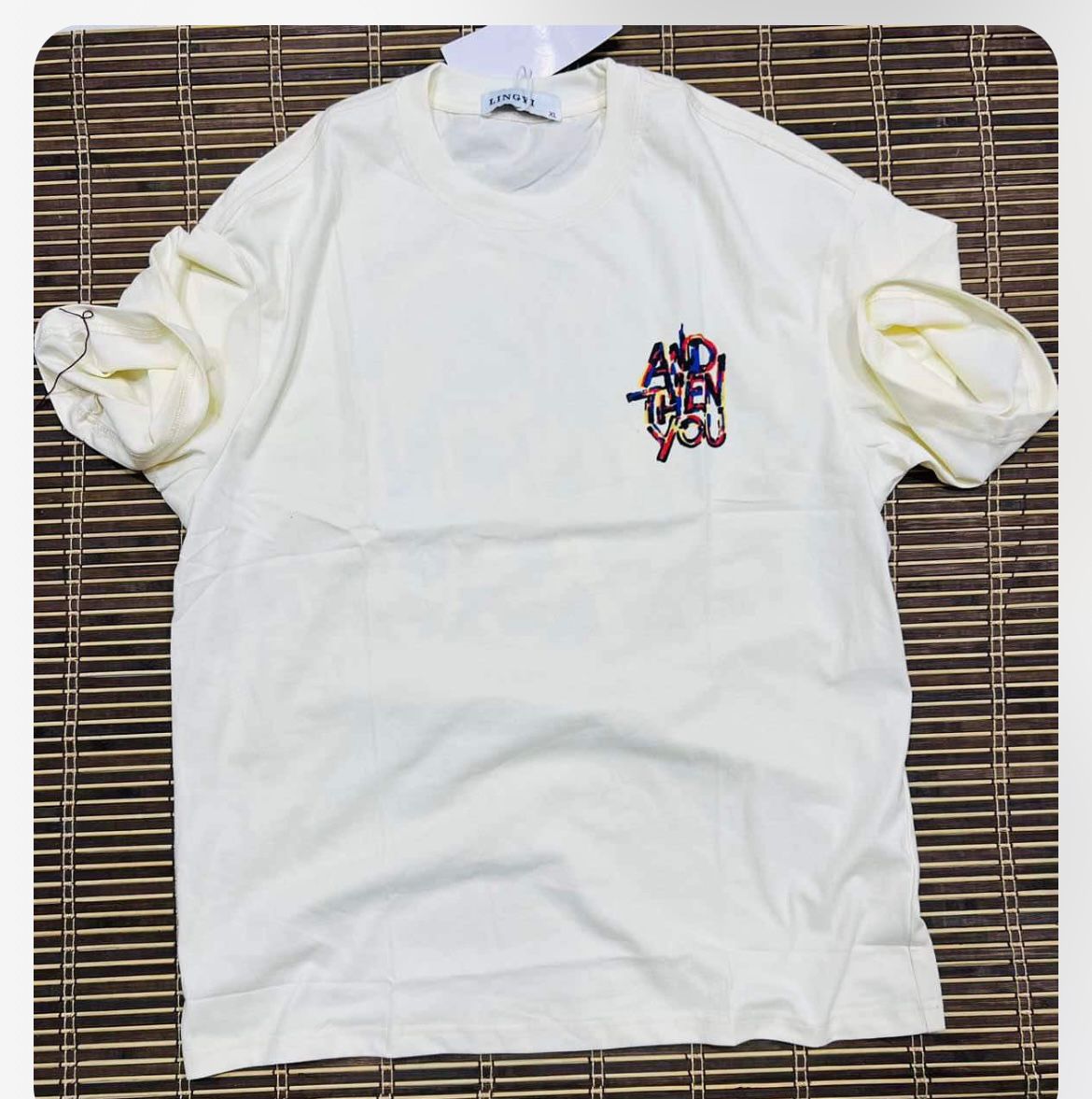 T-shirt blanc dessin rouge