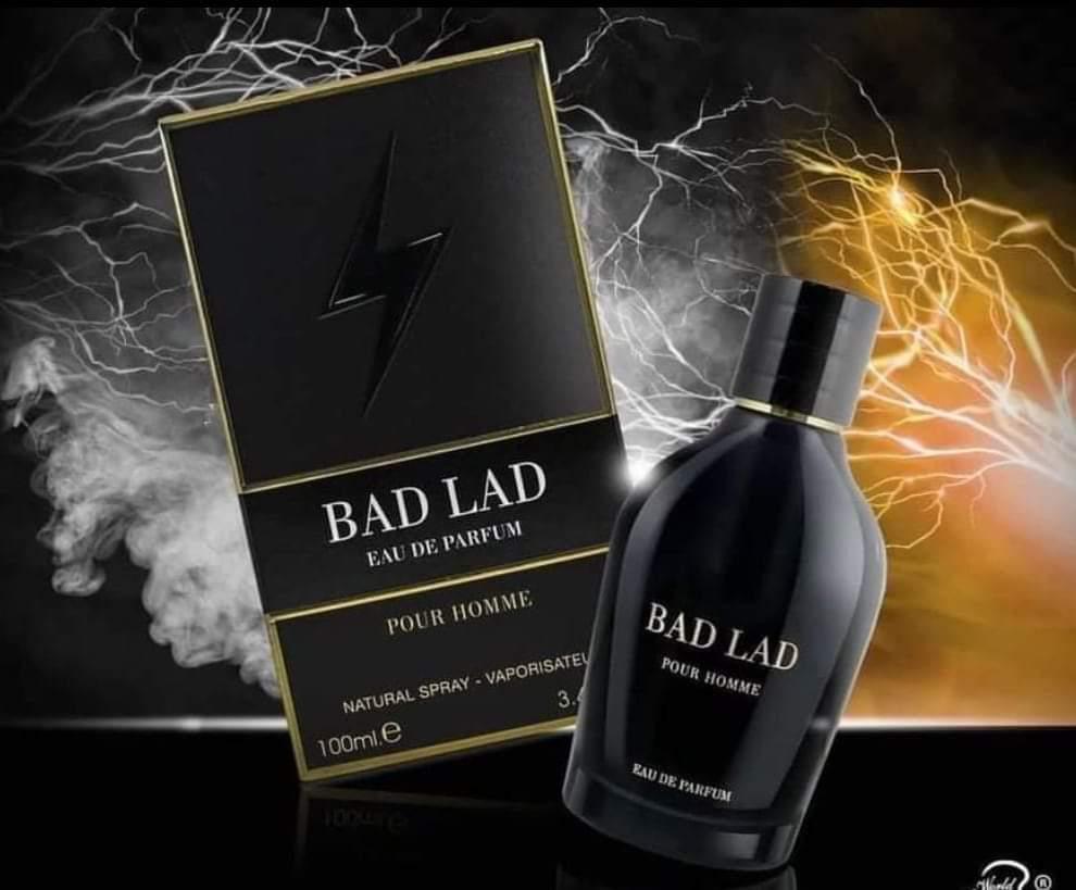 Flacon de BAD LAD Eau de Parfum noir mat pour homme, symbole d'élégance et de caractère.