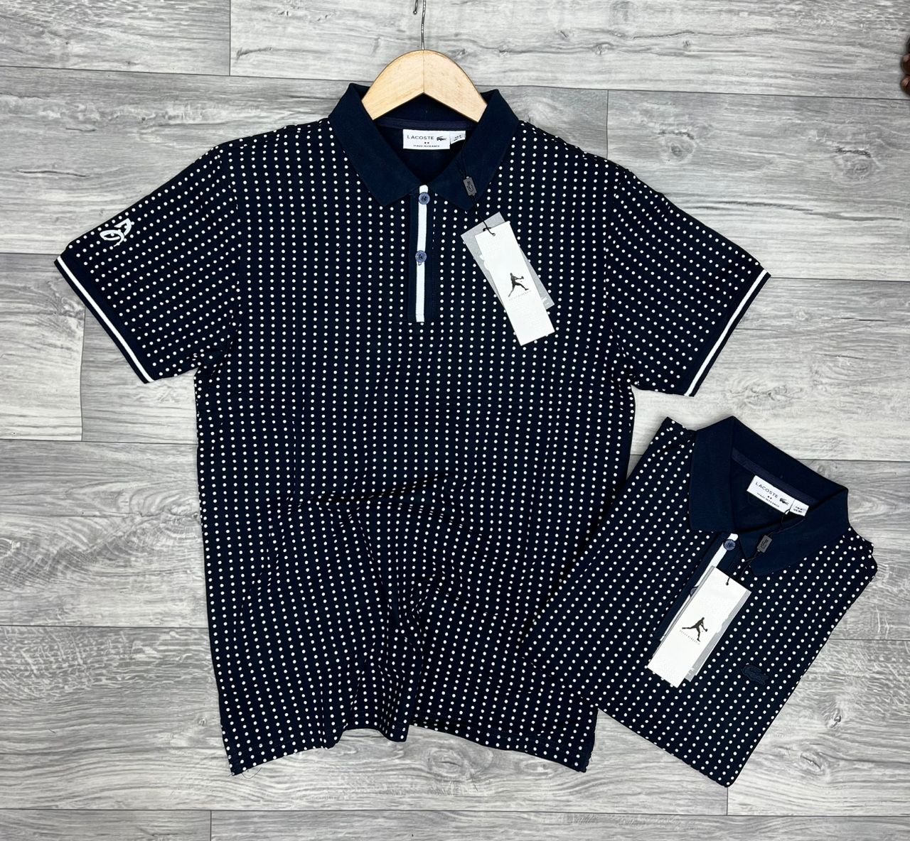 Le t-shirt à motifs offre élégance et style avec son design col polo Adjamé
