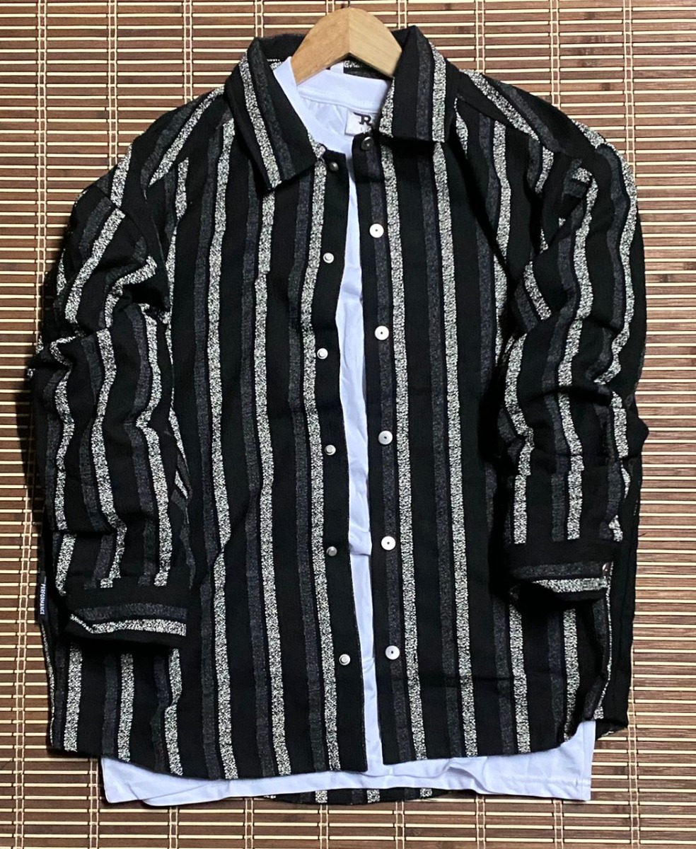 Cette chemise à manches longues en coton rayé allie élégance et confort.