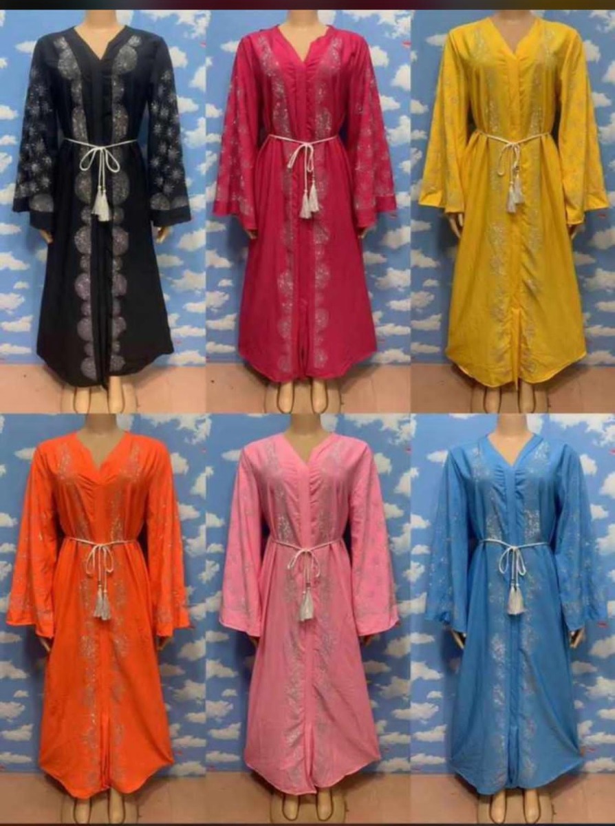 Robe musulmane longue avec une femme jeune