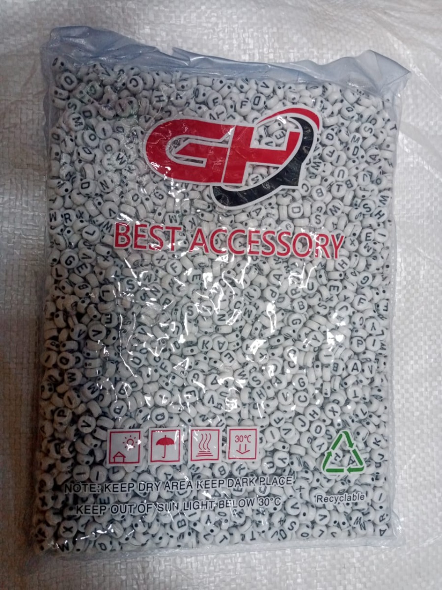 Perles carré alphabétique blanche pour orner vêtements femme