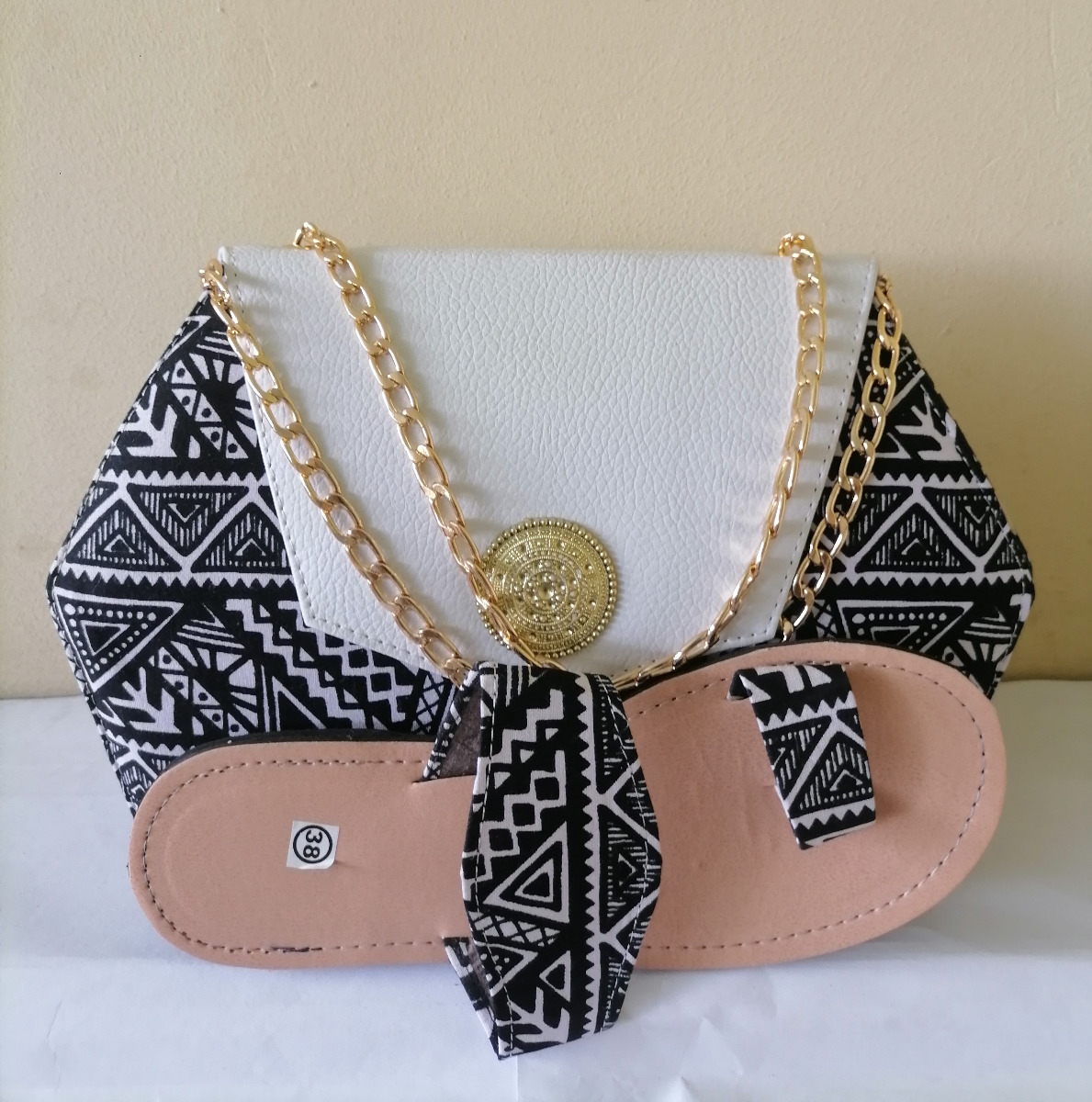 Sac en pagne+chaussures
Pointure 38
Prix:8000F

